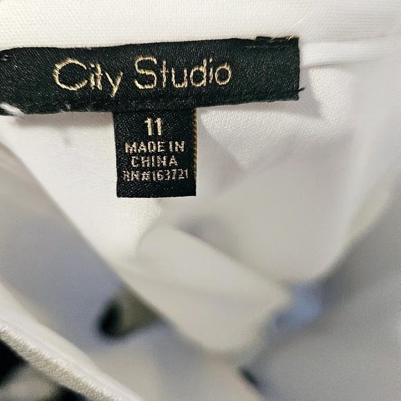 Juniors' Sweetheart-Neck Skater Dress - Picture 4 of 5